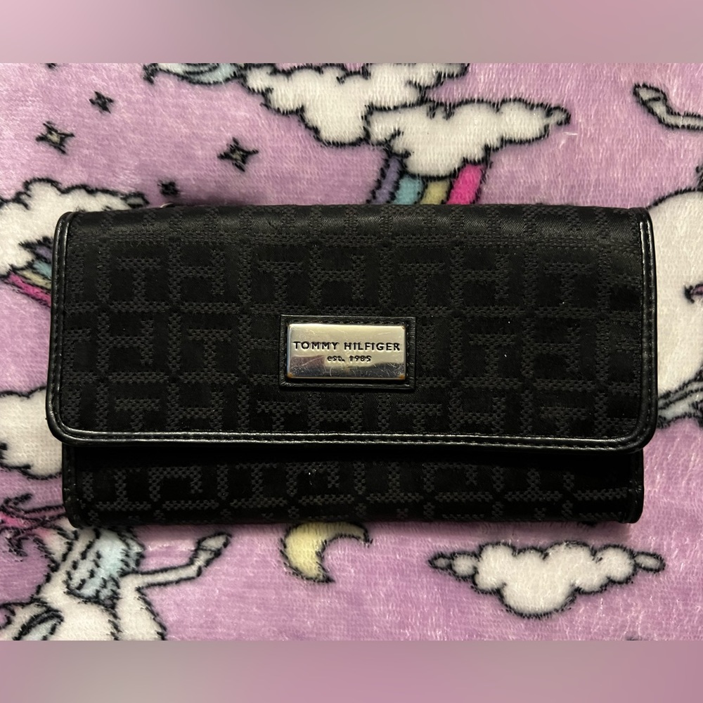 Tommy Hilfinger trifold wallet